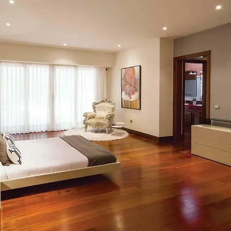 Sleeps 8 Pool Air Con Wifi *