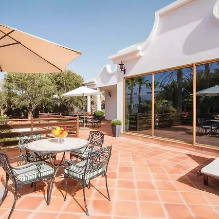 Villa Sleeps 8 Pool Air Con Wifi