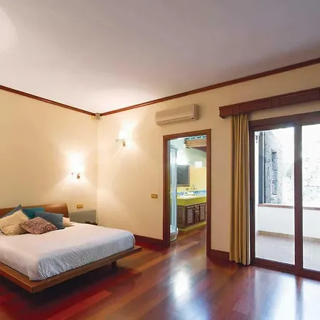 Sleeps 8 Pool Air Con Wifi