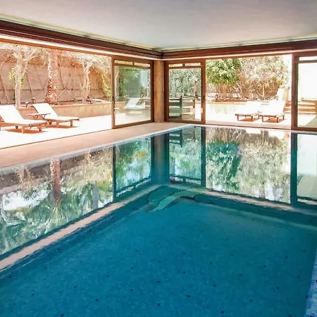 Sleeps 8 Pool Air Con Wifi