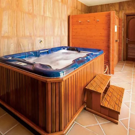 Villa Sleeps 8 Pool Air Con Wifi